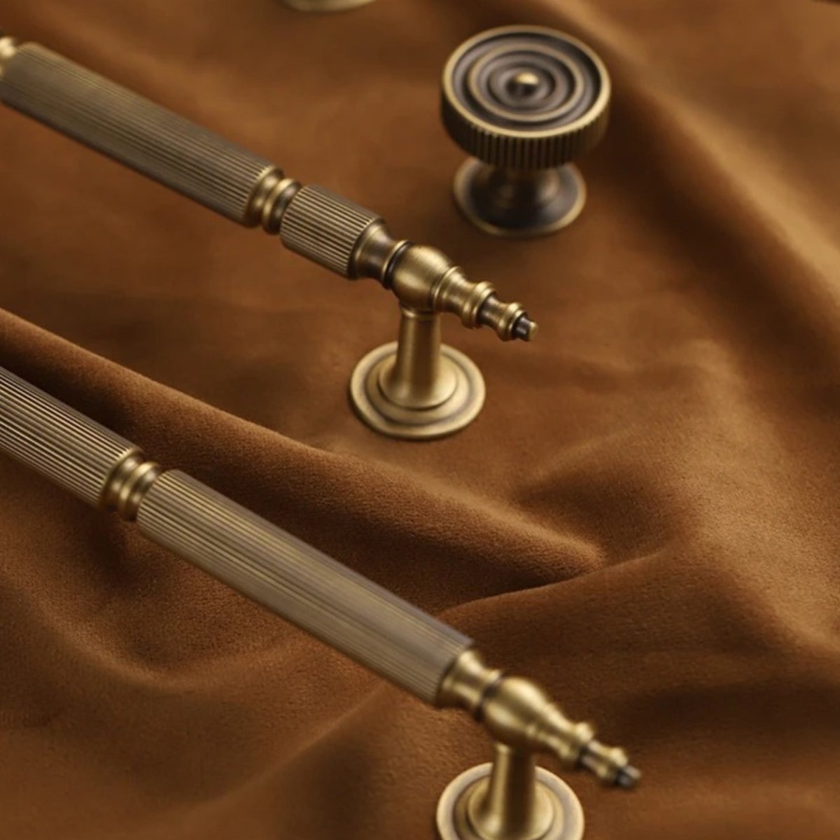 Elzen Knob & Pull Bar