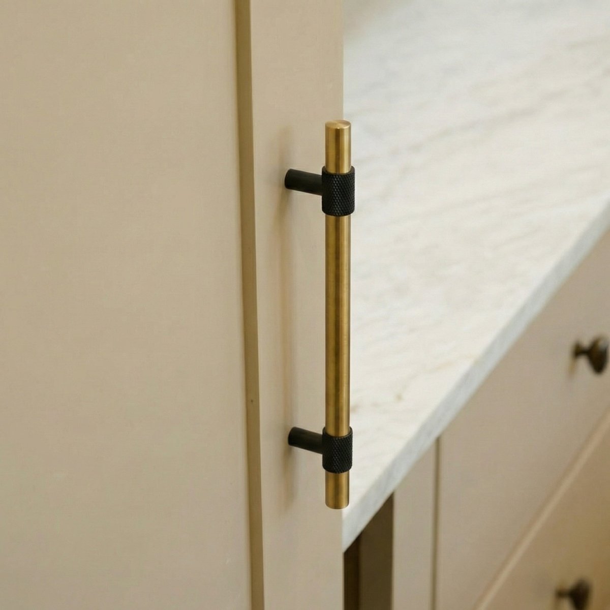 Aroxel Knob & Pull Bar